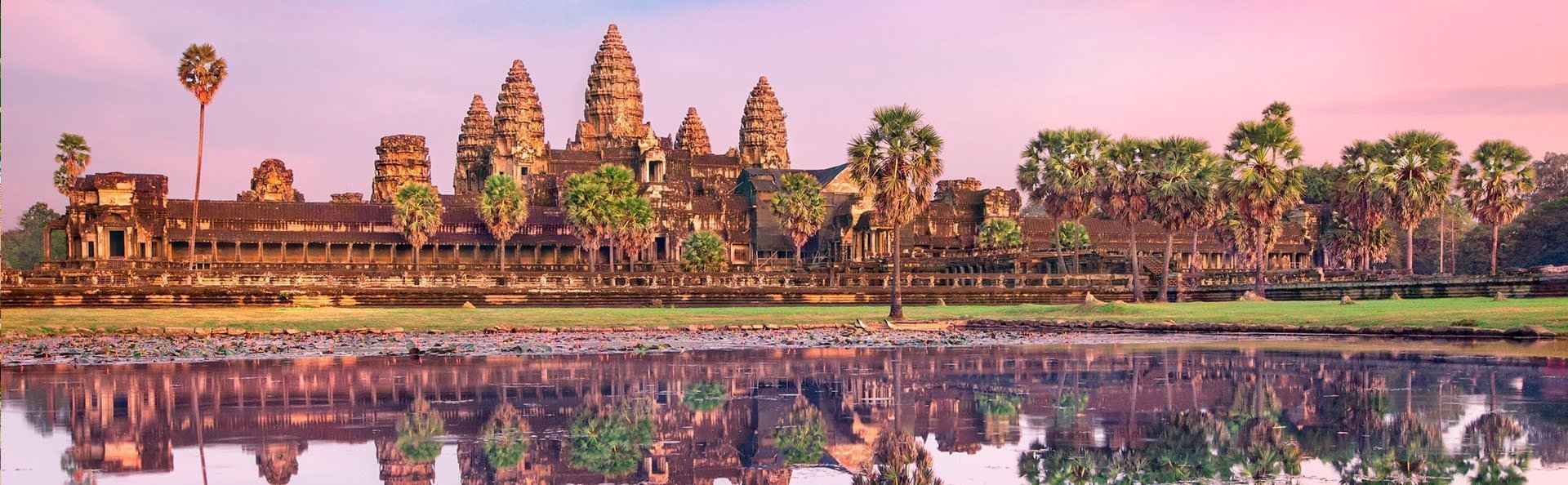 Angkor Wat i Kambodsja speiler seg i vannet