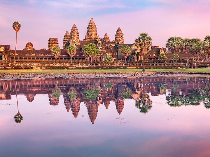 Angkor Wat i Kambodsja speiler seg i vannet
