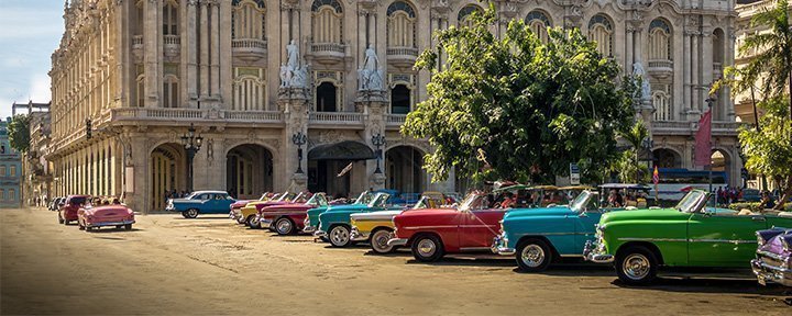 Retro rød amerikanerbil på Varadero Beach i Cuba
