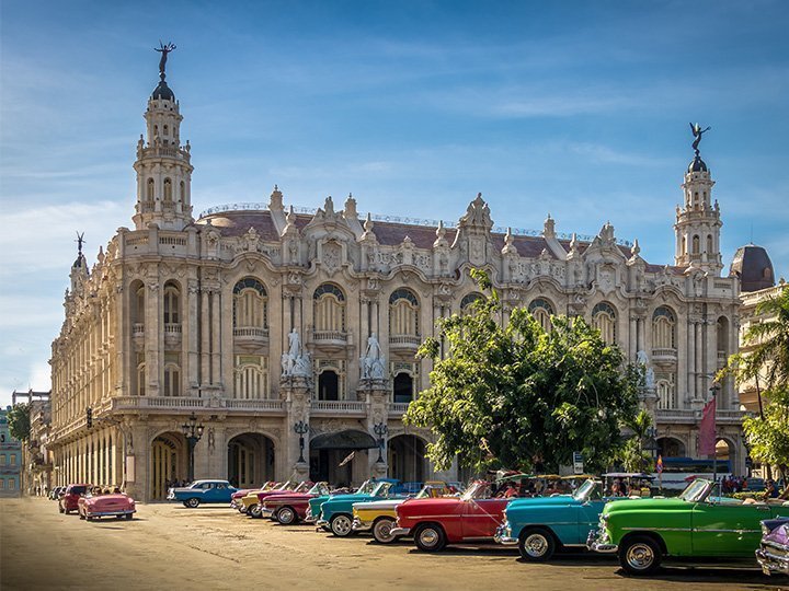 Retro rød amerikanerbil på Varadero Beach i Cuba