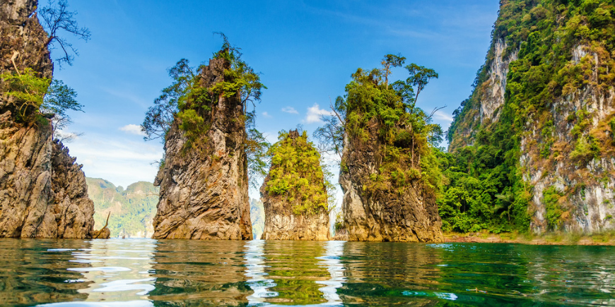 Vakre fjell, sjø, elv, himmel og naturattraksjoner i Ratchaprapha Dam ved Khao Sok nasjonalpark, Surat Thani-provinsen, Thailand.