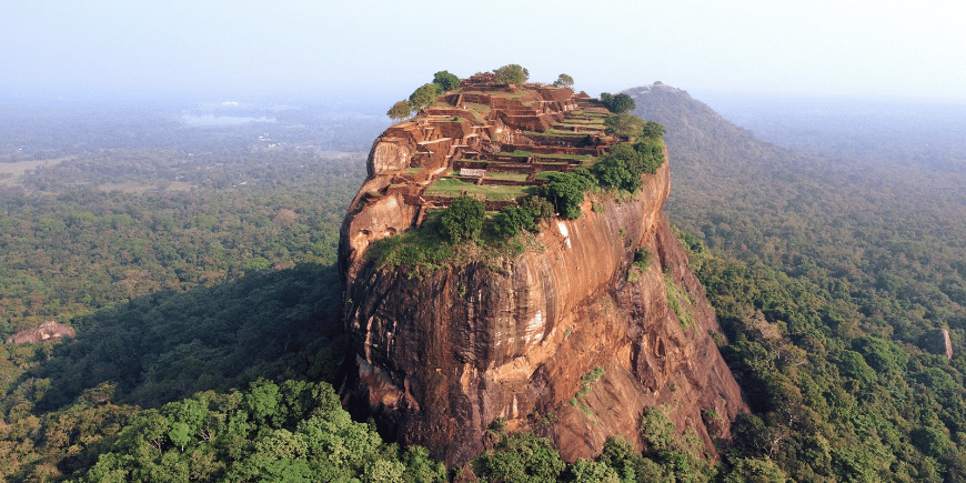 løveklippen sigiriya i sri lanka fugleperspektiv