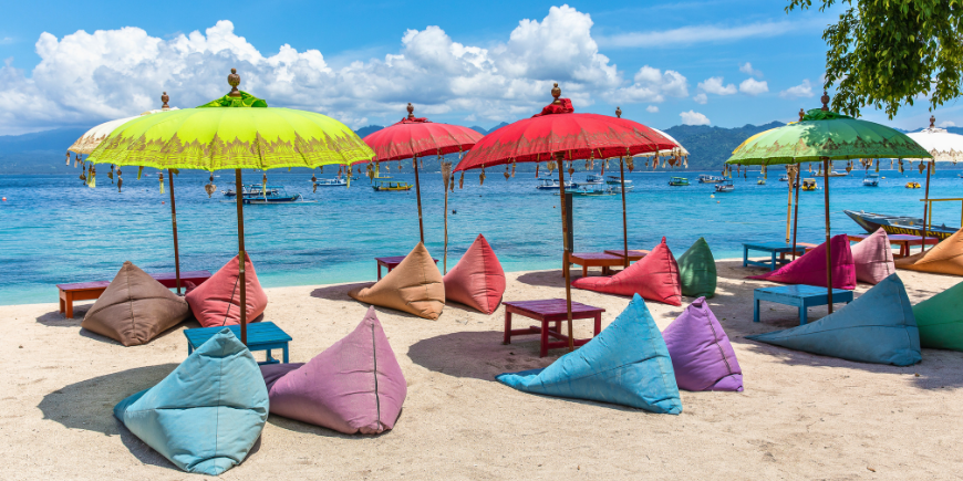 Bønnesekker på en hvit sandstrand på Gili T