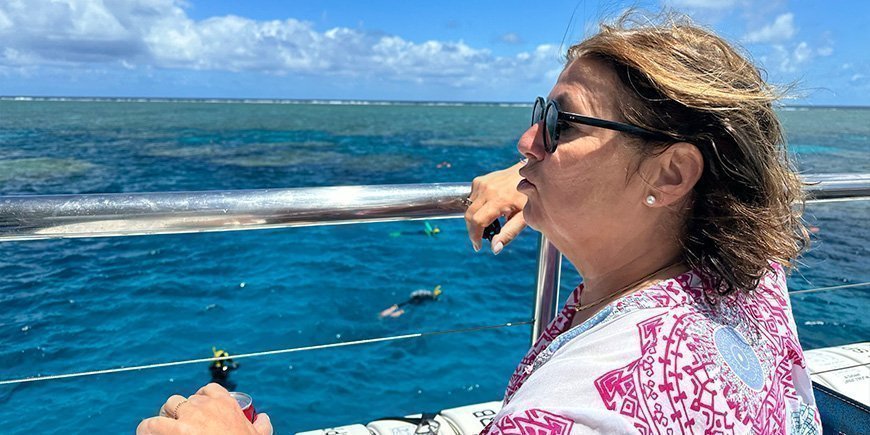 Beate på en båt ved Great Barrier Reef i Australia