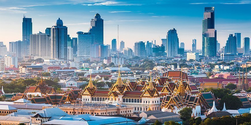 Bangkoks skyline med utsikt over skyskrapere og tempel