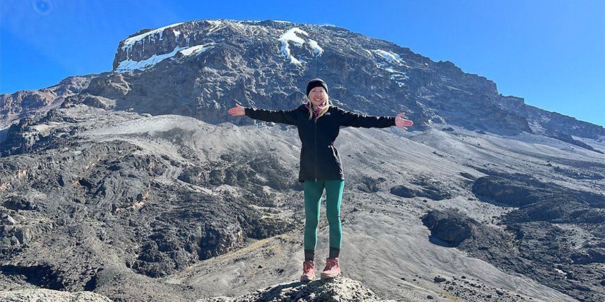 Catriona står med utsikt til Kilimanjaros ville landskap