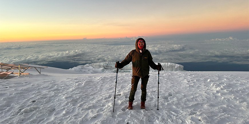 Catriona på toppen av Kilimanjaro i soloppgangen