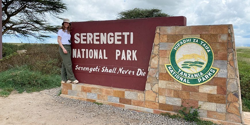 Inger står ved inngangen til Serengeti nasjonalpark i Tanzania