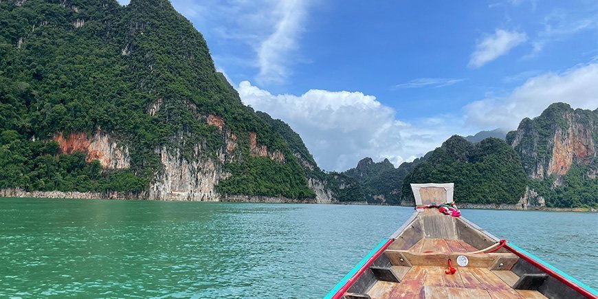 Seilbåt på Cheow Lan-sjøen i Khao Sok, Thailand