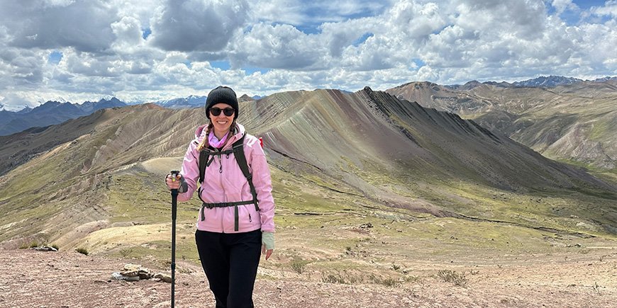 Iida med utsikt over Rainbow Mountain i Peru