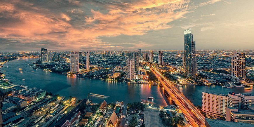 Bangkoks skyline i solnedgang