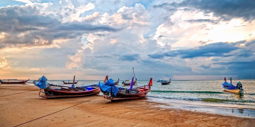 Båter på Kamala-stranden i Phuket