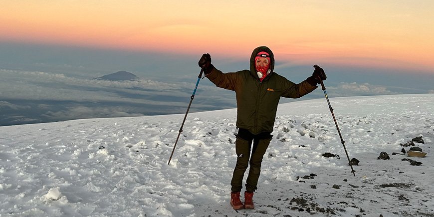 TourCompass-reisespesialist Cat på toppen av Kilimanjaro