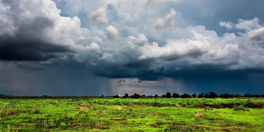 Regn over thailandske landskap