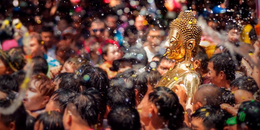 Folk i vannkrig i gatene under Songkran