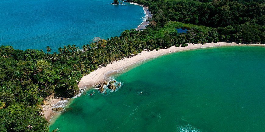 Manuel Antonio jungel og strand sett ovenfra
