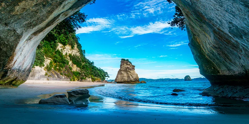 Utsikt gjennom Cathedral Cove i New Zealand