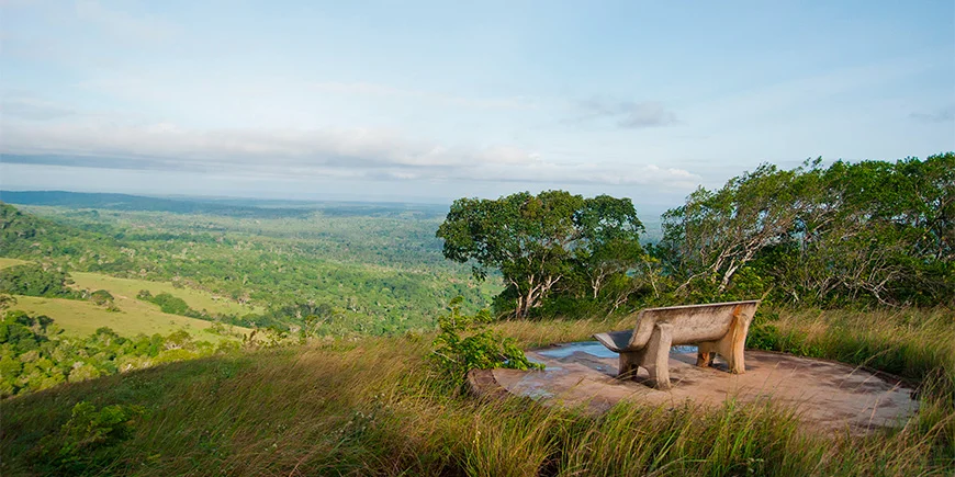 Benken med utsikt over Shimba Hills nær Mombasa i Kenya