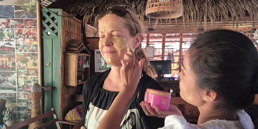 Britta får ansiktsmaling av en lokal