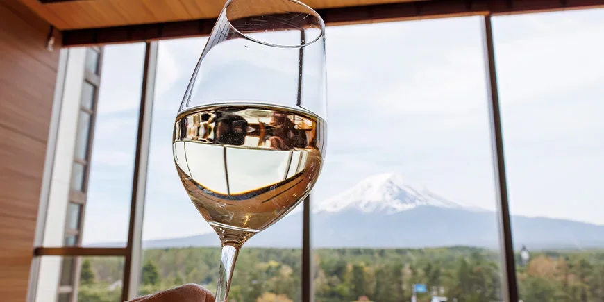 Et glass vin med utsikt til Mount Fuji