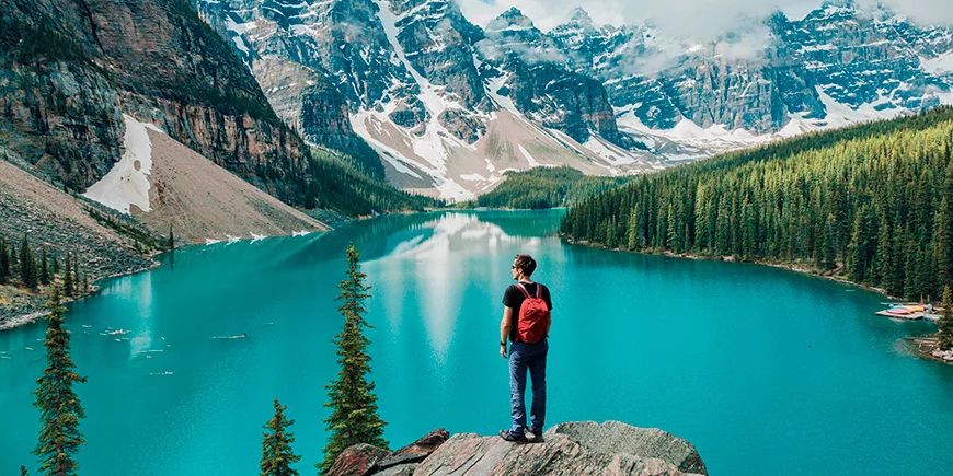 Mann som nyter utsikten over Moraine Lake
