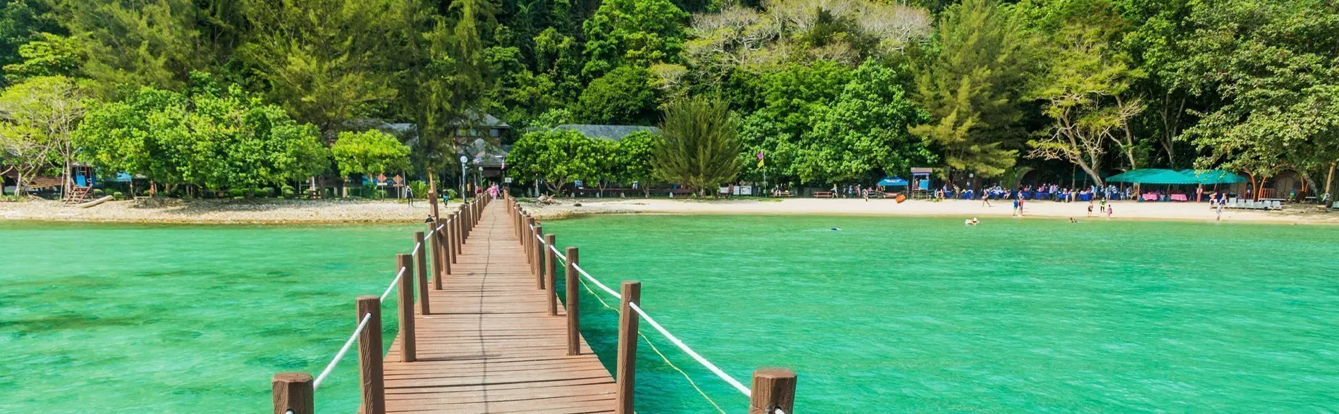 Bro i vannet på Gaya Island i Malaysia