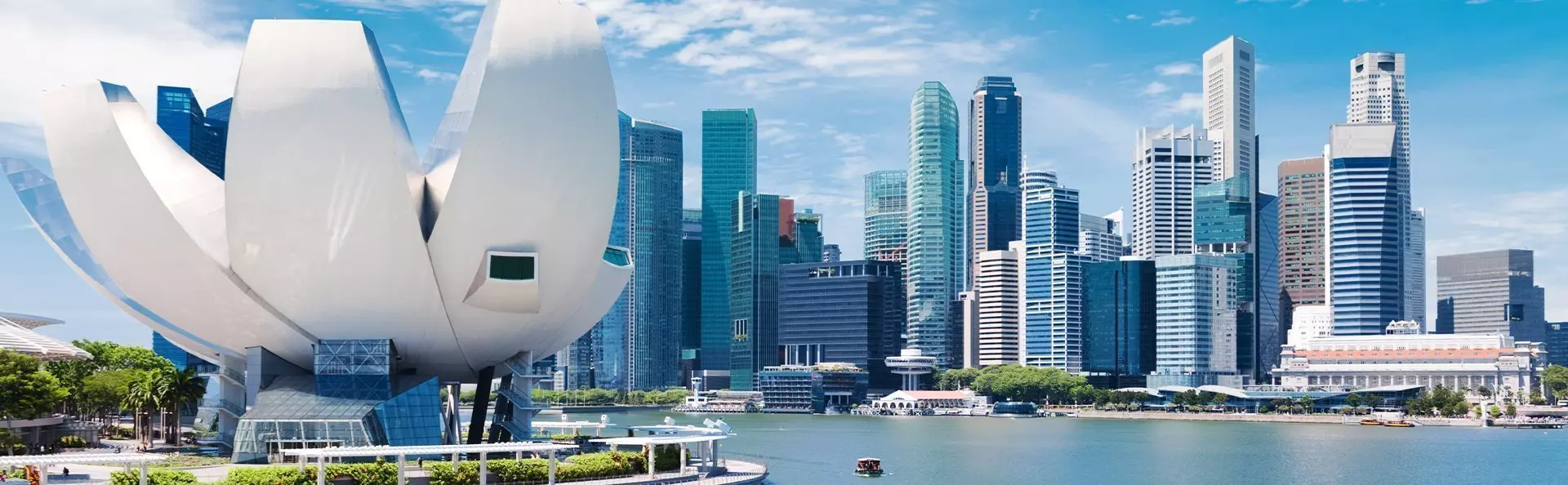 Singapores skyline på en solrik dag