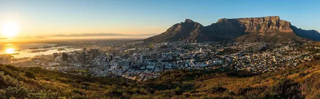Cape Town sett ovenfra i lyset fra solnedgangen