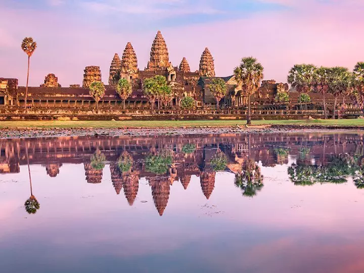 Angkor Wat i Kambodsja speiler seg i vannet
