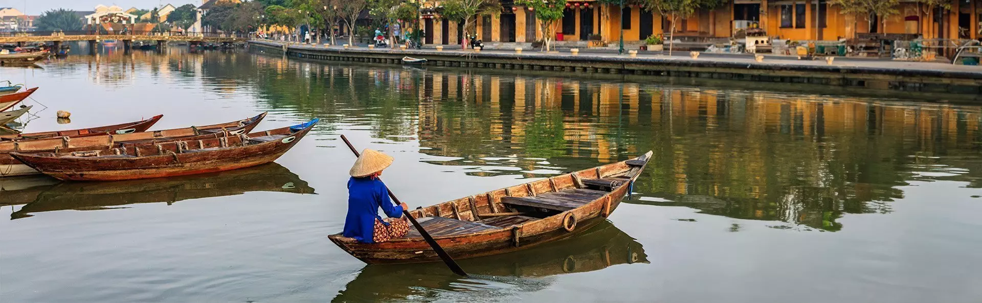 Vietnamesisk kvinne padler i gamlebyen i Hoi An i Vietnam.