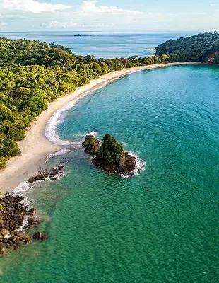 Landskap på Playa Espadilla-stranden i Manuel Antonio nasjonalpark