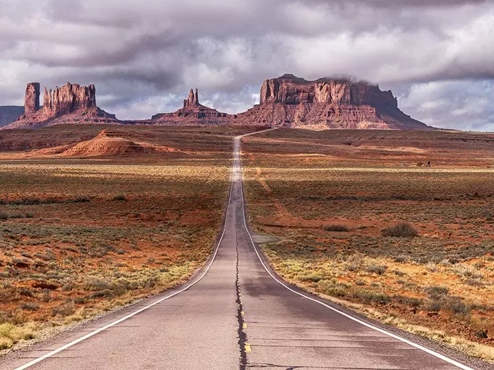 Den naturskjønne ruten til Monument Valley i Utah, USA
